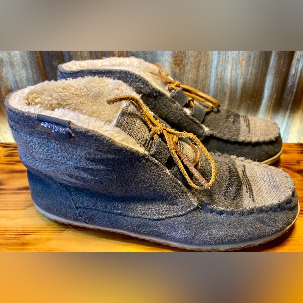 MINNETONKA TORREY LACEUP BOOTIES